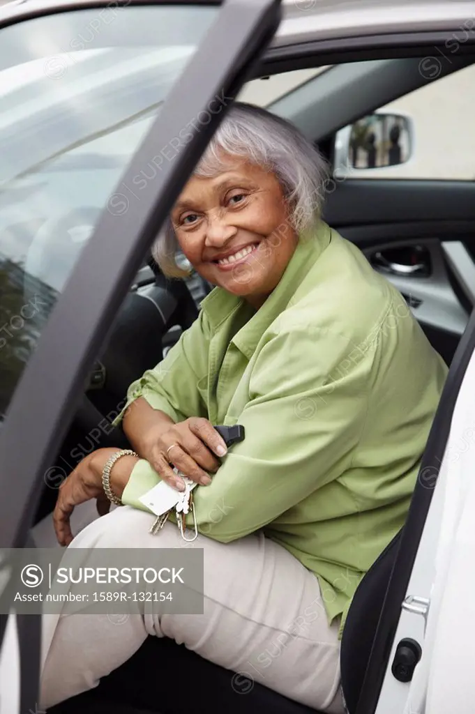 Senior African American woman sitting in driver´s seat of car