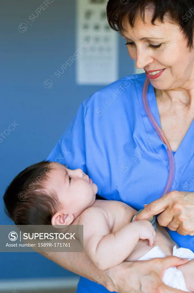 Nurse holding baby in doctor´s office