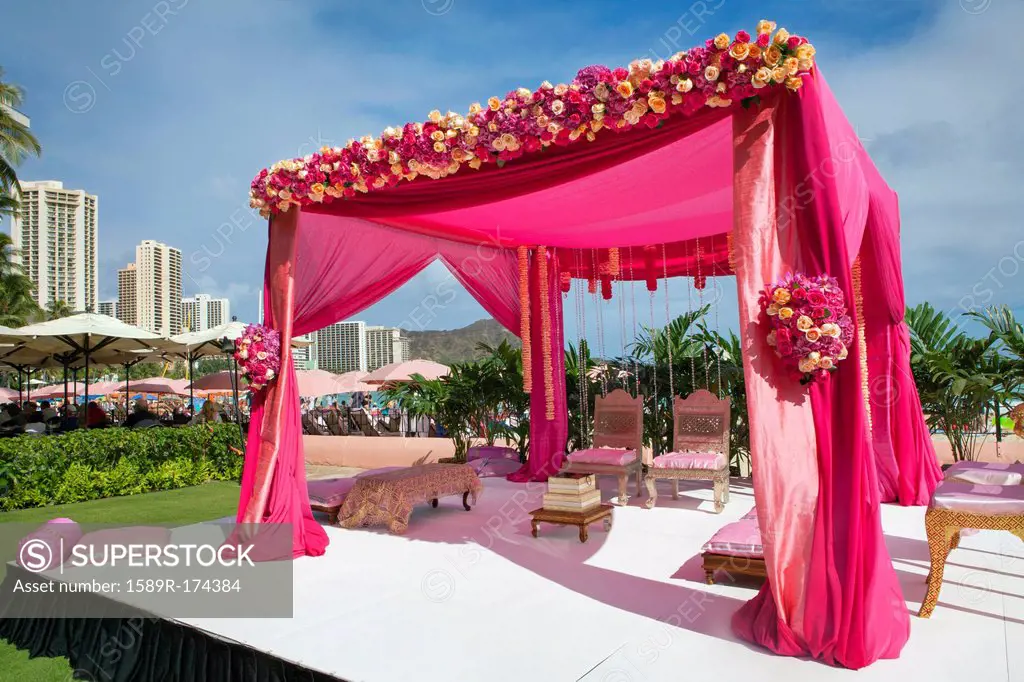 Pink decorations at Hindi wedding