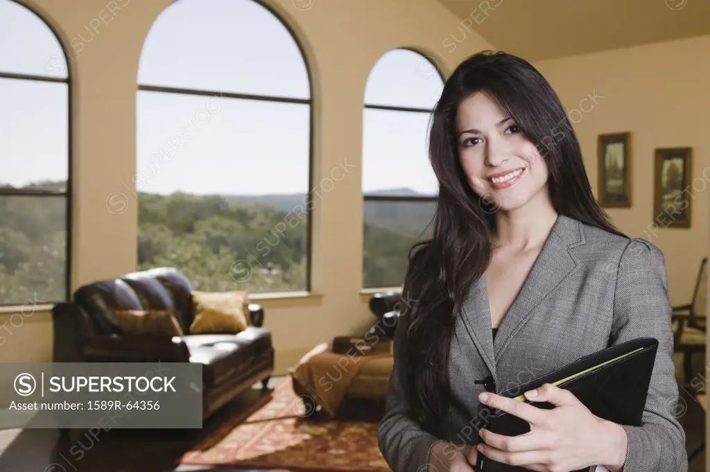 Hispanic real estate saleswoman