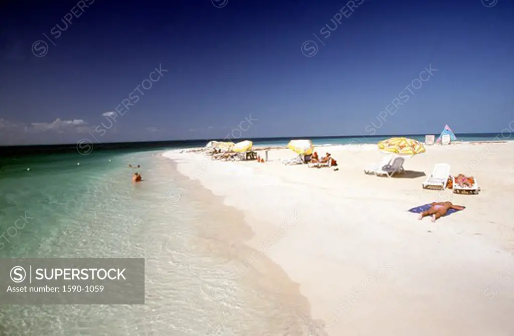 Mexico, Isla Mujeres, Playa Cocteros, People sun bathing on sandy beach