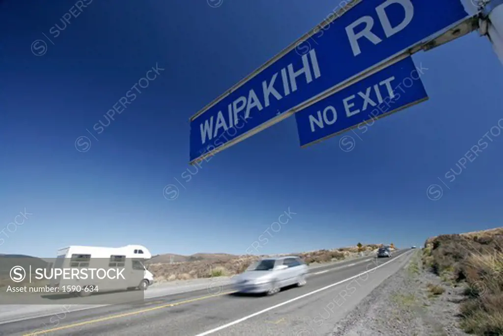 New Zealand, North Island, Tongariro National Park, Cars on desert road