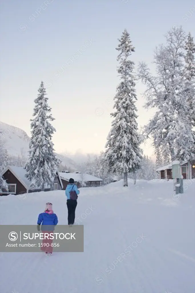 Sweden, Jamtland, Vemdalen, Vemdalsskalet Ski Resort, woman with child