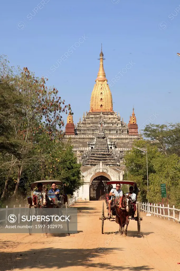 Myanmar, Birma, Burma, Bagan, horse carriages in front of the Ananda Temple, built 1090, surviving masterpiece of the Mon architecture