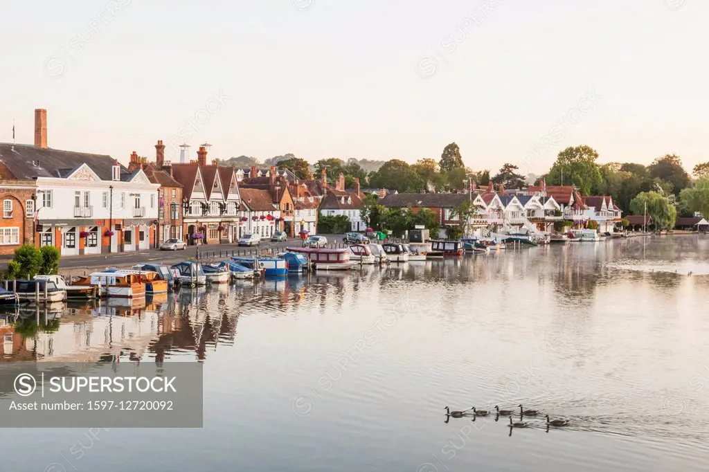England, Oxfordshire, Henley-on-Thames, Town Skyline and River Thames