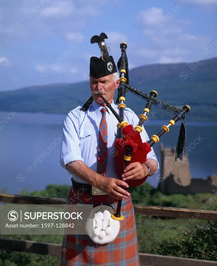 background, bagpiper, bagpipes, Britain, castle, costume, daytime, EU, European, Great, Great Britain, Europe, Highl
