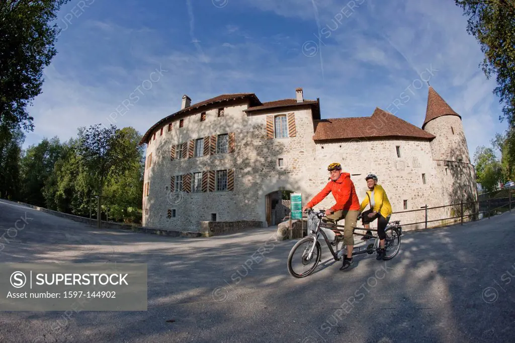Bicycle, bicycles, bike, riding a bicycle, riding a bike, bicycle, bike, castle, canton, Switzerland, Europe, Aargau, moated castle, Hallwyl, couple,