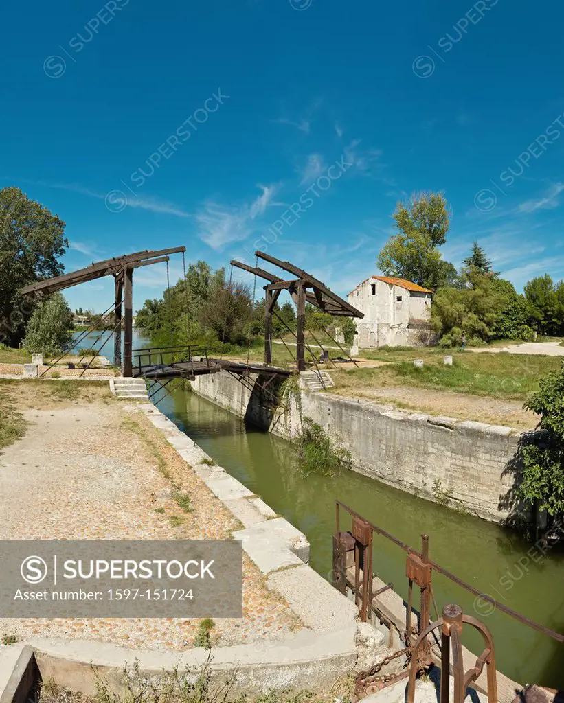 France, Europe, Bouches_du_Rhone, Arles, Langlois, drawbridge, construction, water, summer,