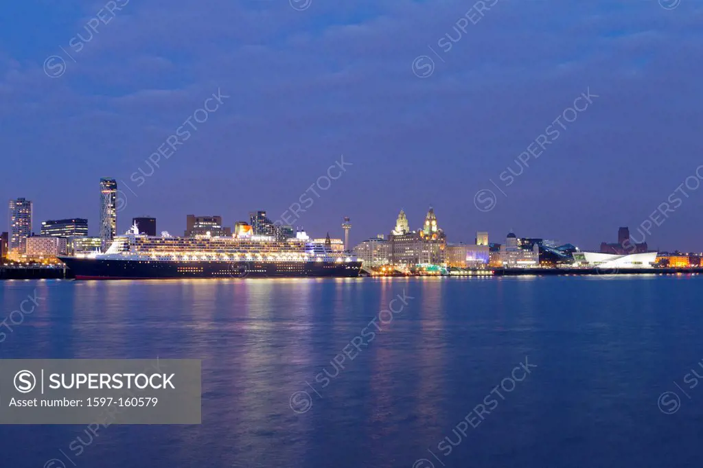 Queen Mary, Schiff, Queen Mary 2, cruise, liner, cruise ship, docked, night, dusk, River Mersey, Mersey, Liverpool, Merseyside, England, UK, United Ki...