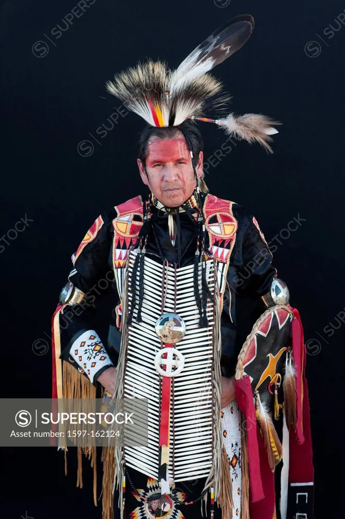 Jim Yellowhawk, Lakota, Sioux, South Dakota, USA, United States, America, North America, native indian, indian, costume, feathers, ,