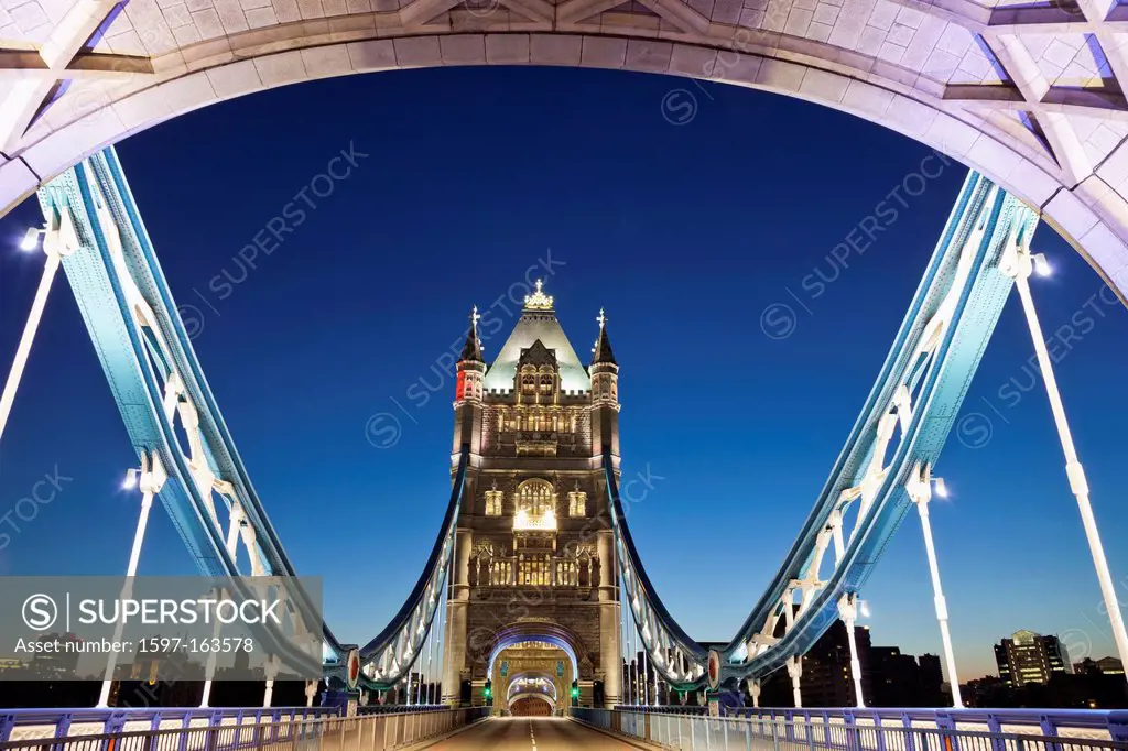 UK, United Kingdom, Great Britain, Britain, England, Europe, London, Southwark, Tower Bridge, bridge, River, Thames, Night View, Illumination, Road, R...