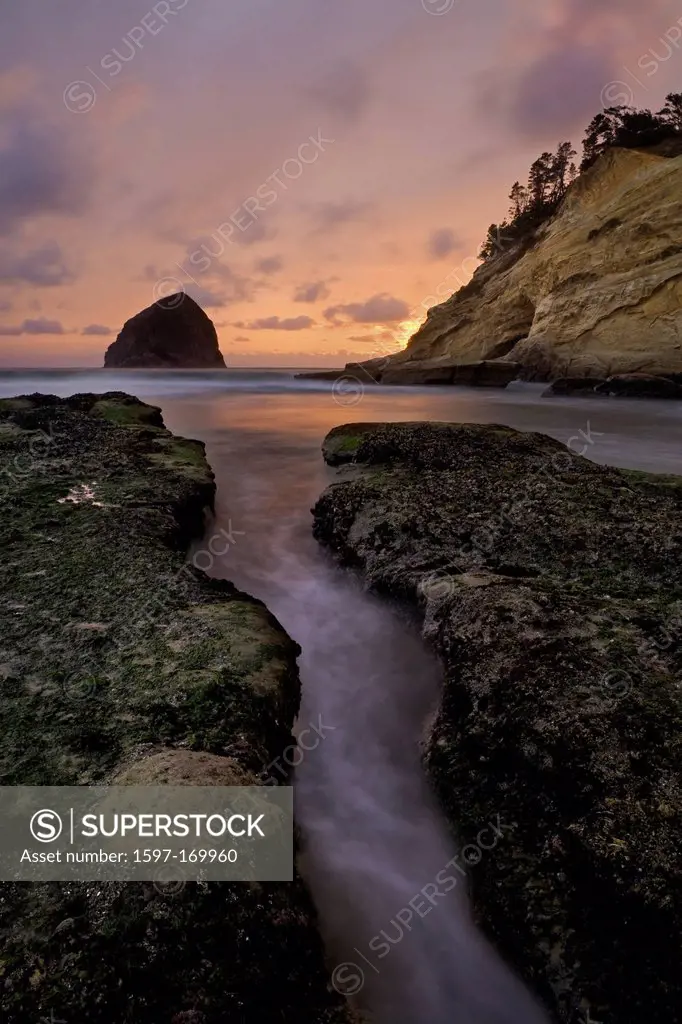 USA, Haystack Rock, seastack, OR, Oregon, coast, coastline, sea stack, beach, sea, ocean, Pacific Ocean, fog, haze, mist, sunset, dune, dune grass, re...