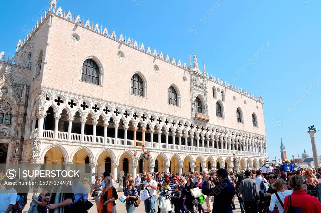VENICE, ITALY - MAY 5, Crowds of tourists enjoy the spring sunshine in St Mark´s Square in front of the Doge´s Palace. May 5, 2011 in Venice, Italy