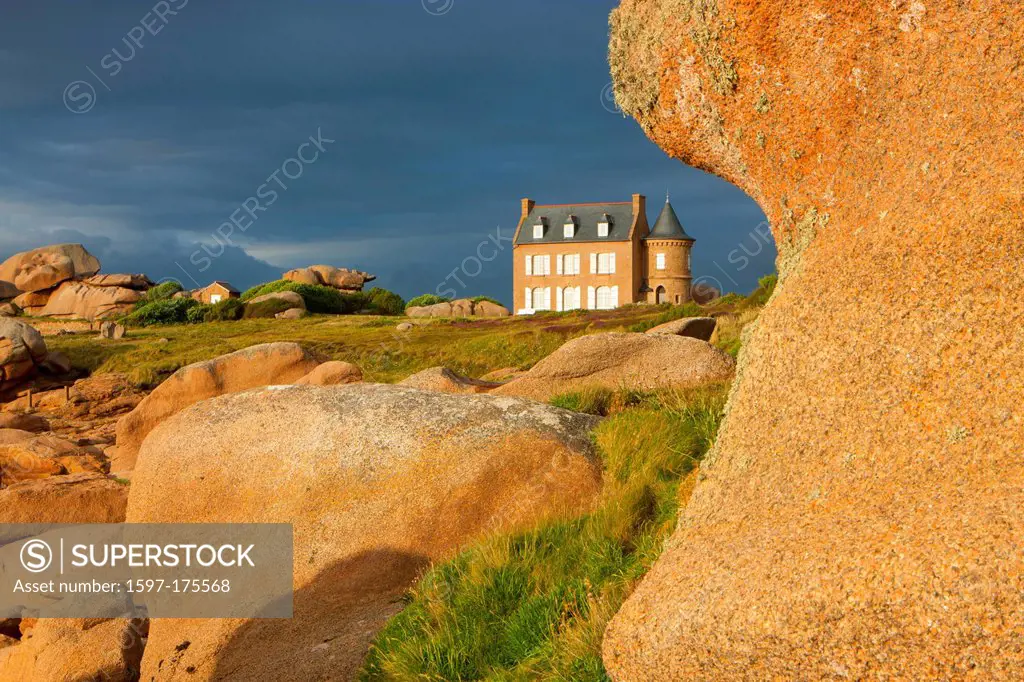 Ploumanach, France, Europe, Brittany, department Côte d´Armor, Côte de granite rose, granite rock, rock, cliff, coast, house, home, evening light, thu...