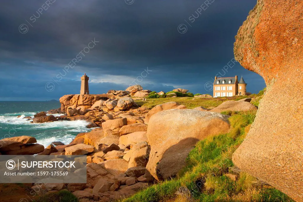 Ploumanach, France, Europe, Brittany, department Côte d´Armor, Côte de granite rose, granite rock, rock, cliff, coast, sea, house, home, lighthouse, e...