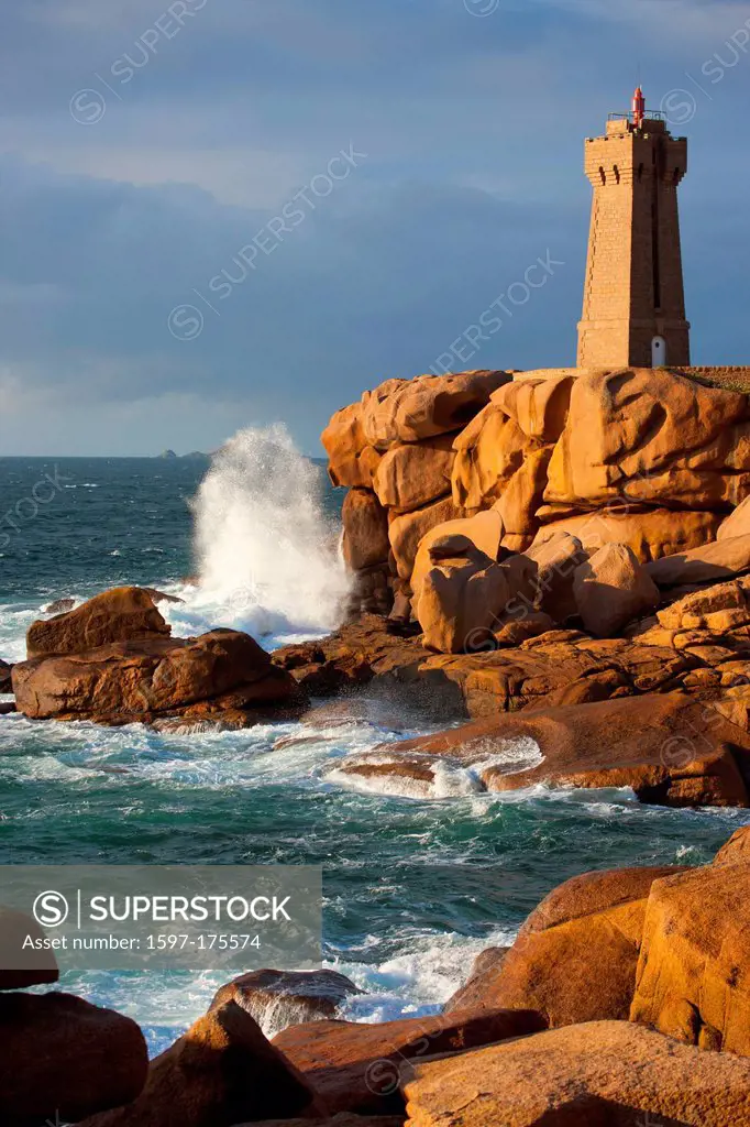 Ploumanach, France, Europe, Brittany, department Côte d´Armor, Côte de granite rose, granite rock, rock, cliff, coast, sea, lighthouse, evening light,...