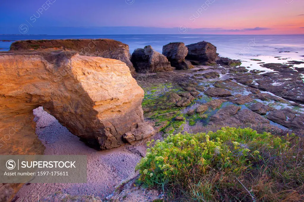 Pointe de Castelli, Piriac, France, Europe, Brittany, department Loire_Atlantique, sea, low, ebb, tide, coast, rock, cliff, cliff gate, algae, dusk, b...