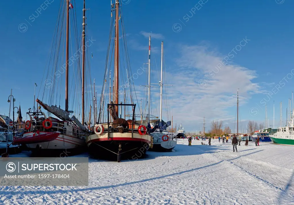 Holland, Netherlands, Europe, Monnickendam, Port, frozen, skaters, city, village, water, winter, snow, ice, people, ships, boat, skating,