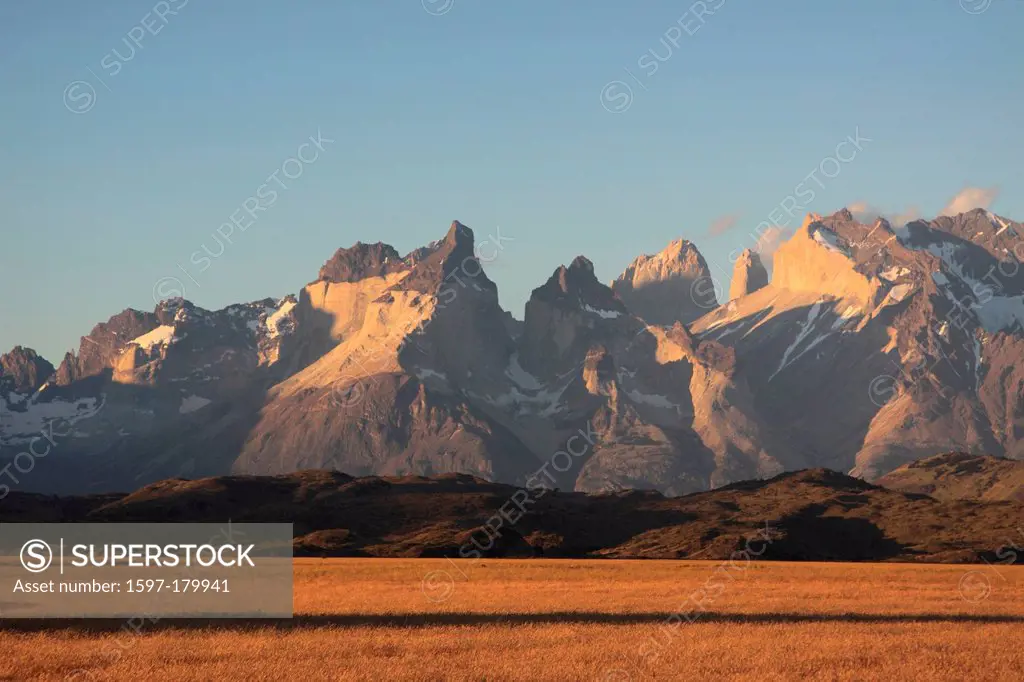 Chile, South America, Patagonia, Torres del Paine, Torres, landscape, mountain, mountains, mountain range, mountain massif, Cuernos, Cuernos del Paine...