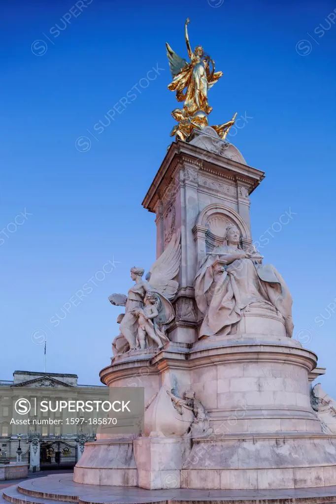 England, London, Victoria Monument and Buckingham Palace