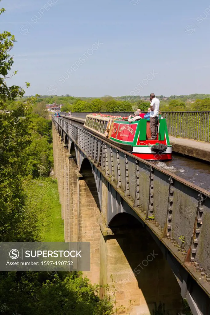 Canal boat, Pont Cysyllte aqueduct, Llangollen, Wales