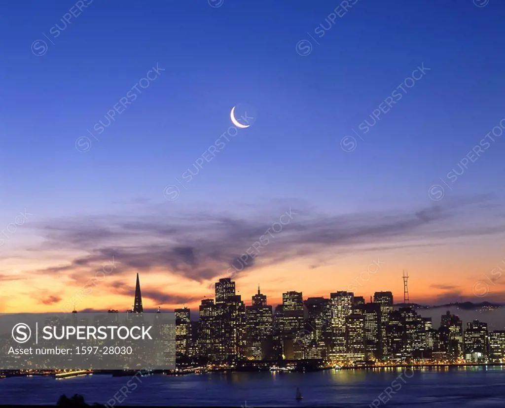 San Francisco, skyline, moon, crescent, at night, nacht, dusk, twilight, town, city, California, USA, America, United
