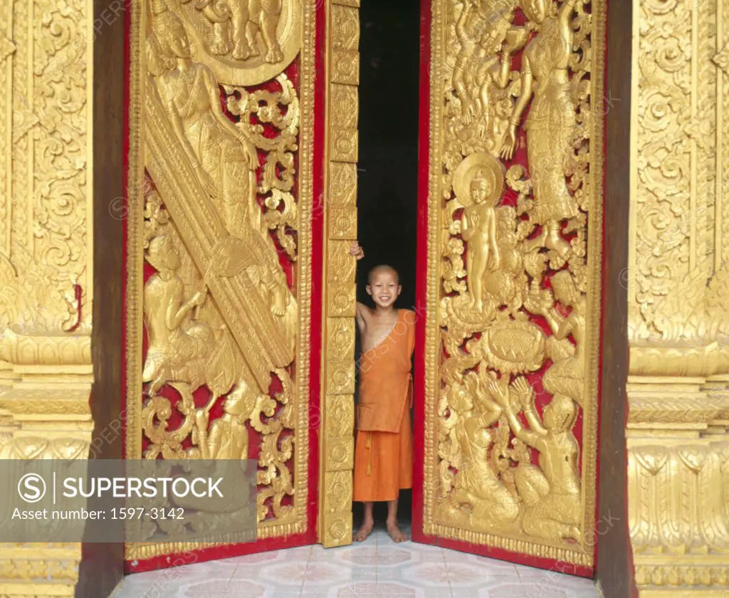 10261848, door gap, young, Laos, Asia, Luang Phabang, model gilds release, monk, Mönch, carvings, door, Wat Manolom Tempel,