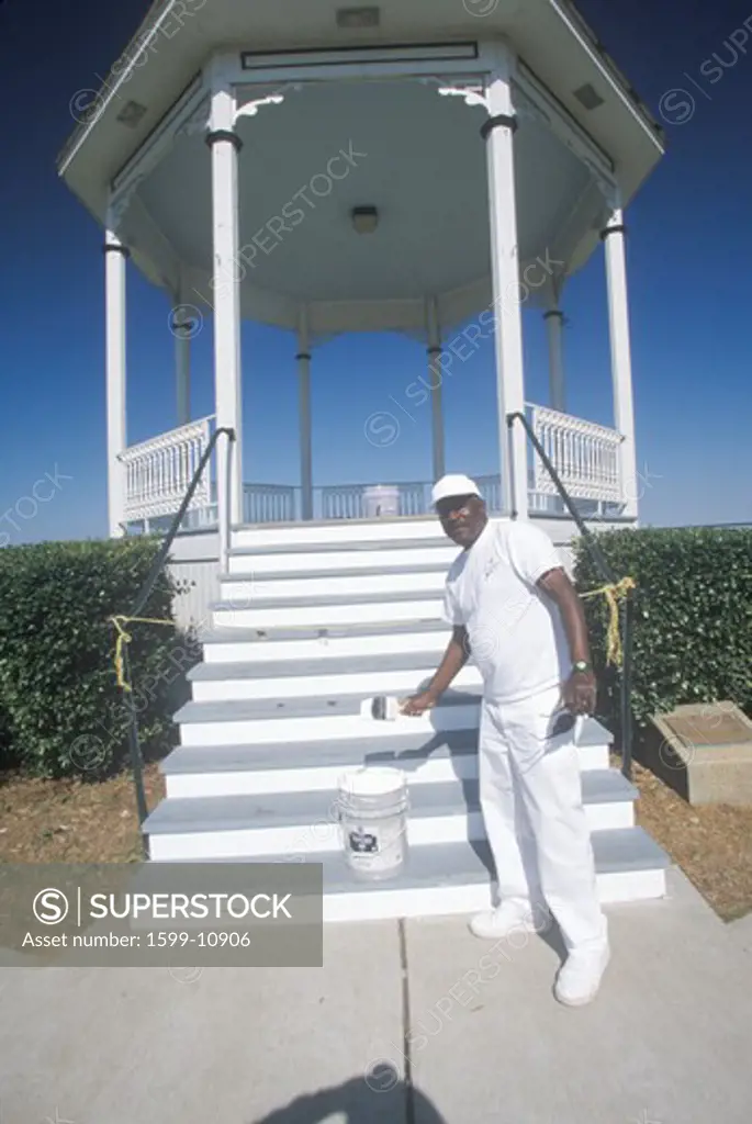 African-American in Natchez, MS paints Gazebo with new coat of white paint