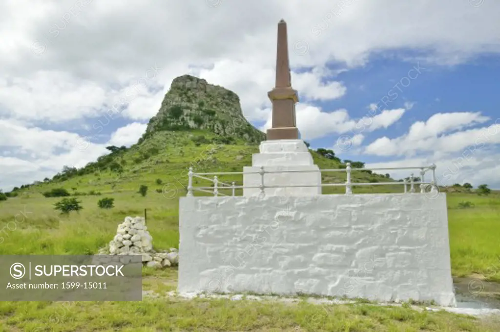 Sandlwana hill or Sphinx with soldiers graves in foreground, the scene of the Anglo Zulu battle site of January 22, 1879. The great Battlefield of Isandlwana and the Oskarber, Zululand, northern Kwazulu Natal, South Africa