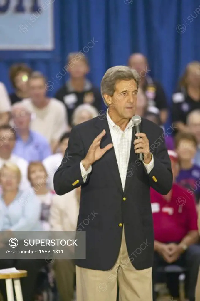 Senator John Kerry addressing audience of seniors at the Valley View Rec Center, Henderson, NV