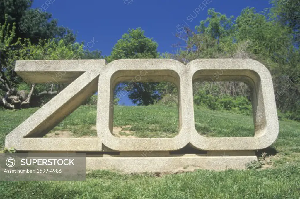 A sign that reads Zoo”