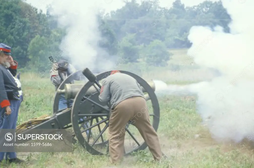 Confederate participant soldiers during Battle of Manassas firing cannon, marking the beginning of Civil War, Virginia