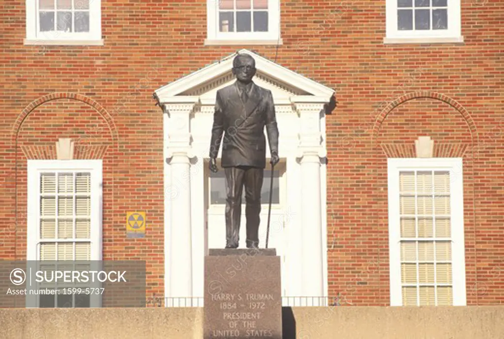 Statue of Harry S. Truman at the entrance to the Independence, MO Courthouse