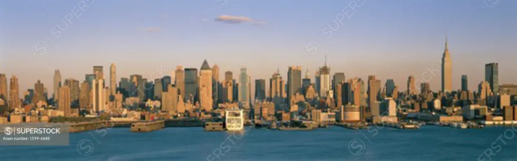 This is the midtown Manhattan skyline and the East River at sunset from Weehawken, New Jersey.