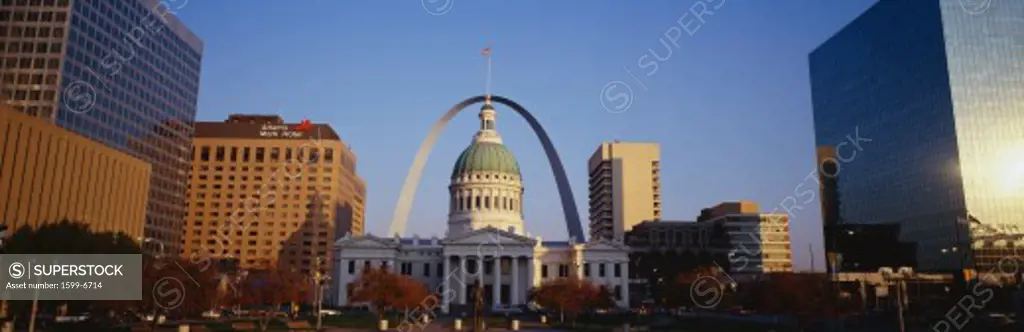 This is the skyline and Arch in daylight. In the center is the Old Courthouse and a statue in front of it.
