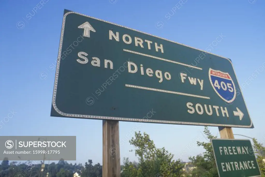 A sign for the 405 San Diego freeway entrance