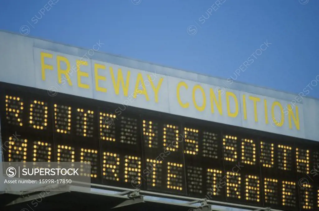 A sign indicating the 405 freeway conditions