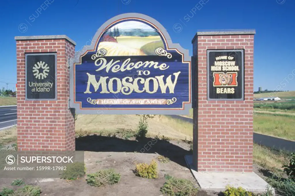 A sign that reads Welcome to Moscow