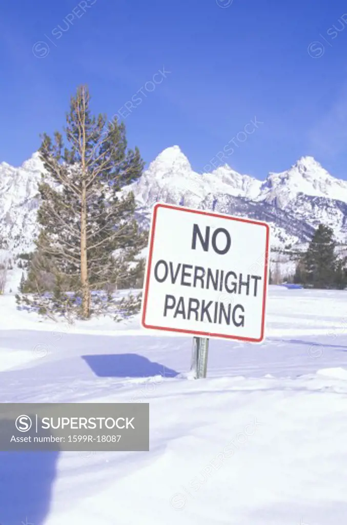 A sign that reads No overnight parking