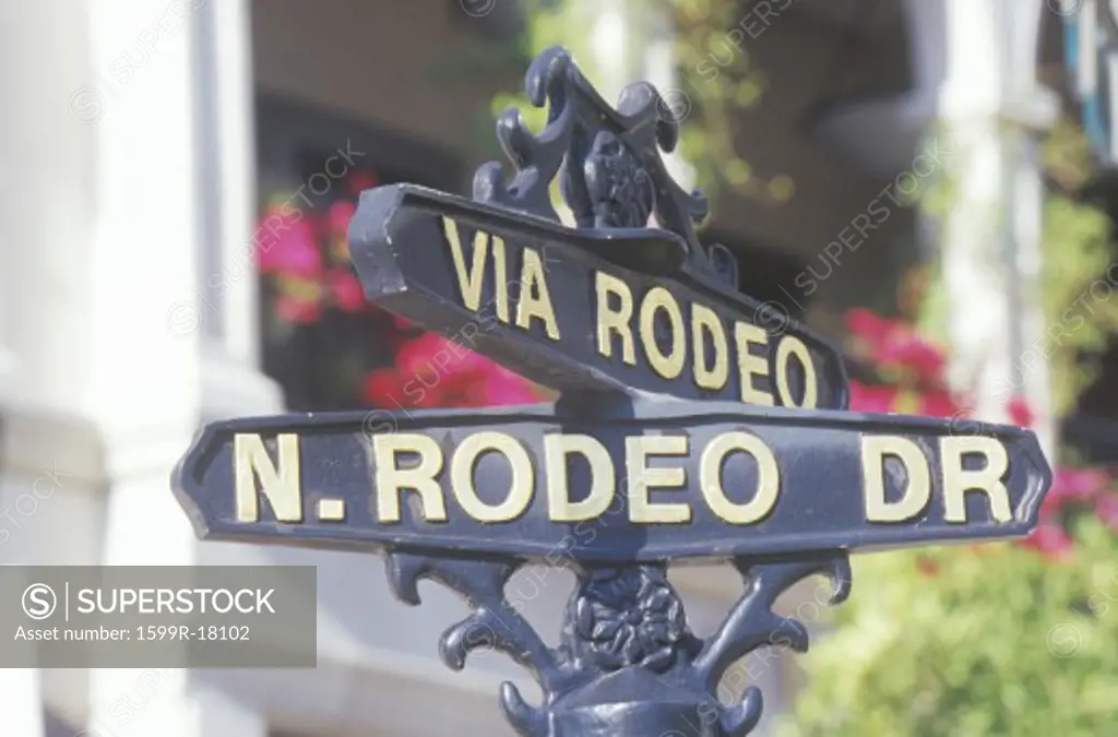 A sign that reads Via Rodeo/N. Rodeo Dr