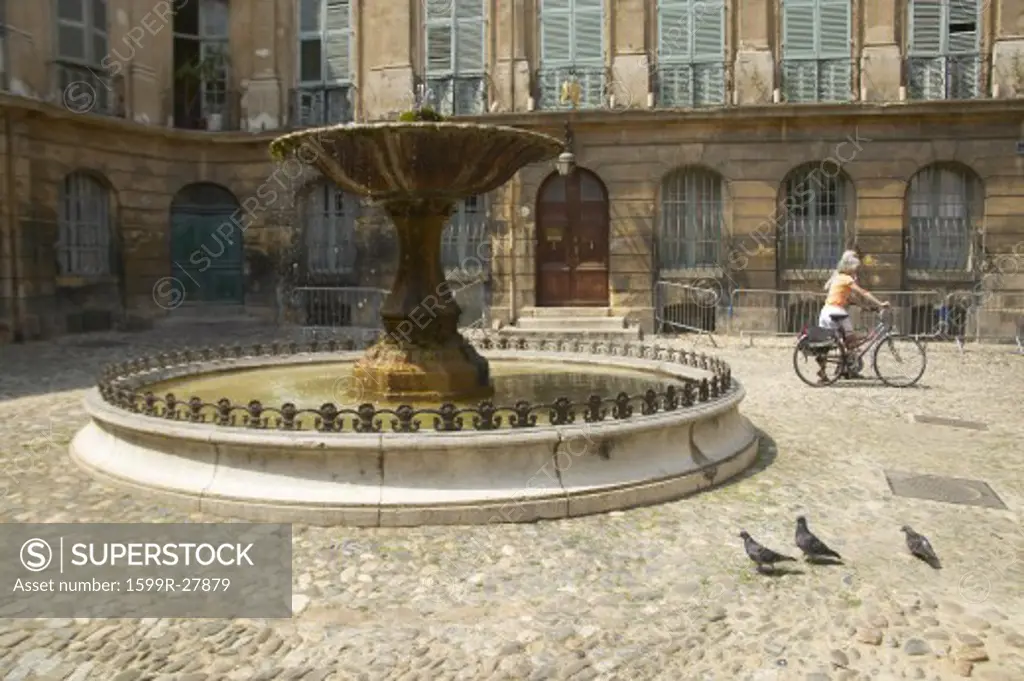The Fontaine d'Albertas of 1912 in the square of the same name, Aix en Provence, France