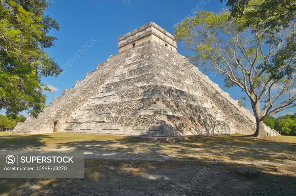The Mayan Pyramid of Kukulkan (also known as El Castillo) and ruins at Chichen Itza, Yucatan Peninsula, Mexico