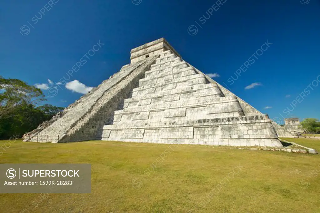 The Mayan Pyramid of Kukulkan (also known as El Castillo) and ruins at Chichen Itza, Yucatan Peninsula, Mexico