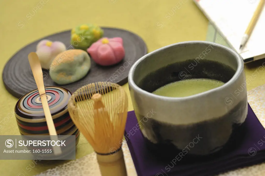Maccha tea served with teacakes in Japanese tea ceremony