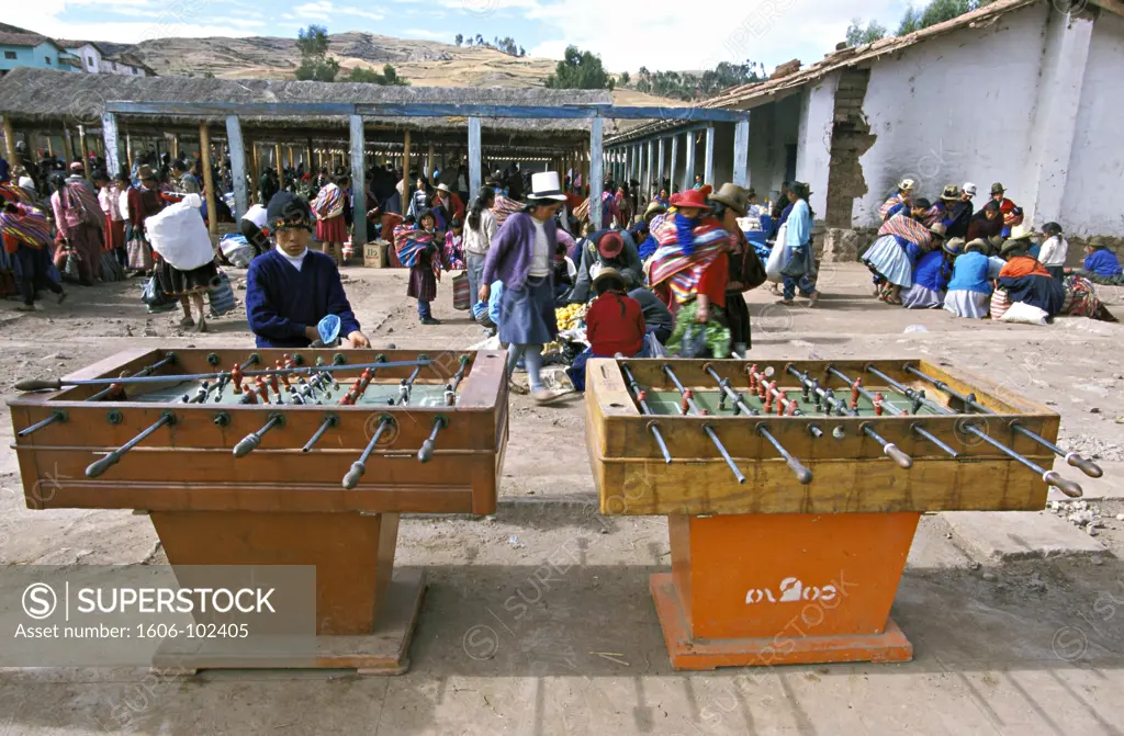 Peru, sacred valley of Incas, Chincheros, market, babies-footballs, passers-by