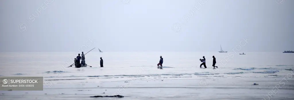 Tanzania, near Dar es Salaam, South Coast, fishermen coming back