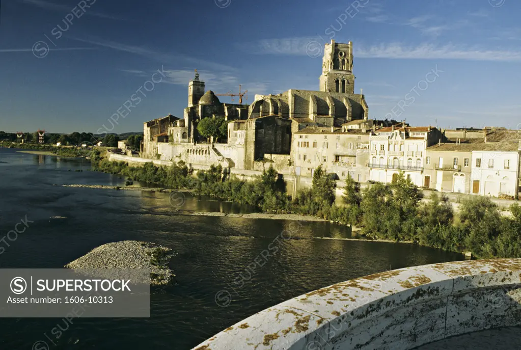 France, Provence, Gard, Pont Saint Esprit, bridge on Rhône river