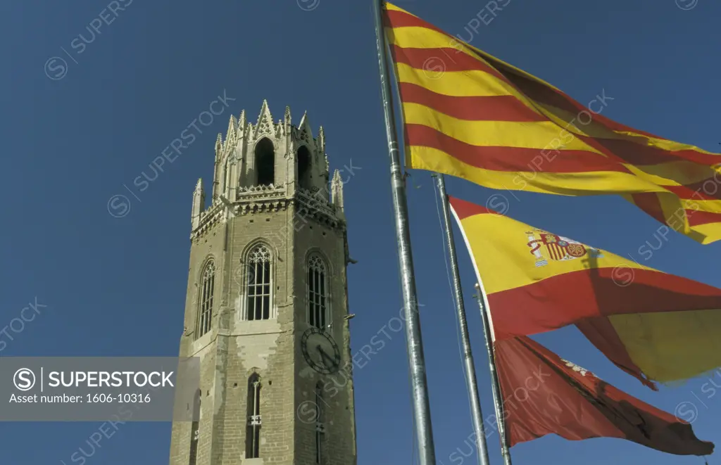 Espagne, Catalogne, vue en contre-plongée clocher de la cathédrale de Lérida, drapeaux aux couleurs de la Catalogne