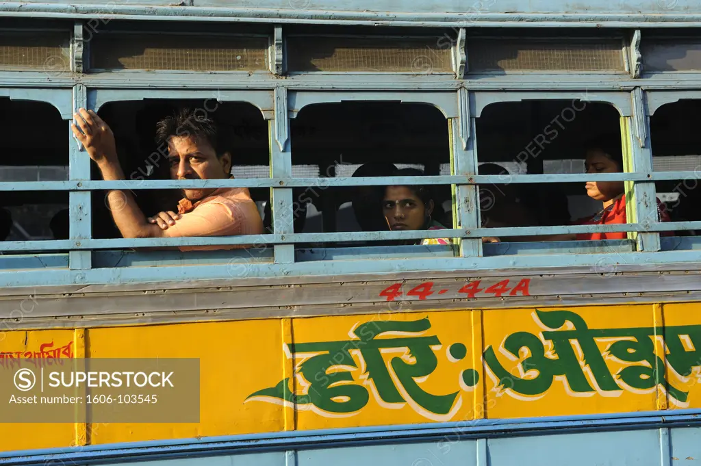 India, West Bengal, Kolkata, bus passengers