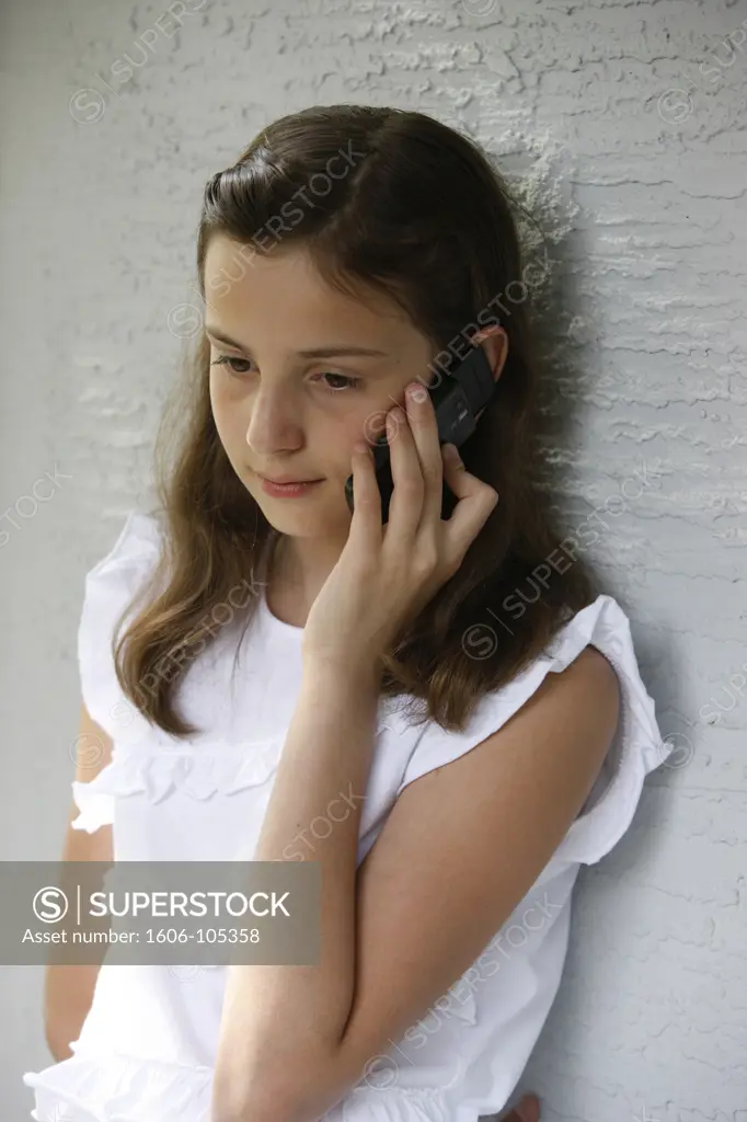 Etats-Unis, Floride, Eustis, Girl using a mobile phone